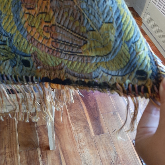 Beautiful paisley patterned wrap - Picture 3 of 4